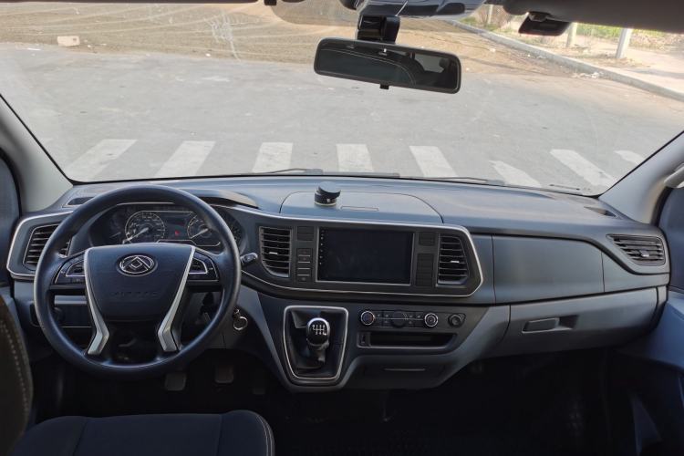 Used SAIC MAXUS Xintu V80 2023 2.0T Manual Classic Aoyuntong Short Wheelbase Mid-Roof 5/6-Seater
