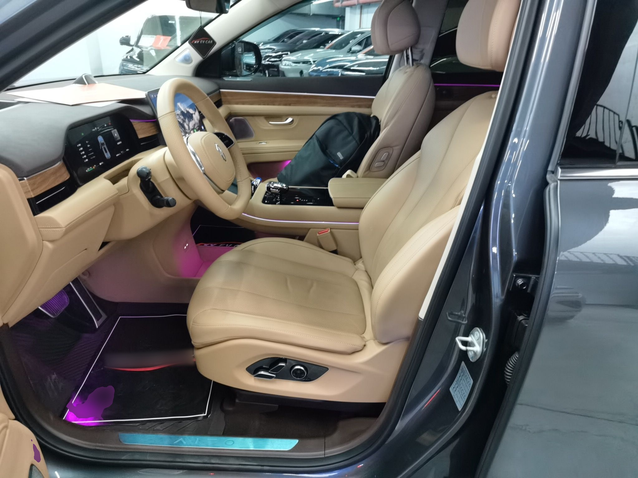 المقاعد الأمامية داخل السيارة