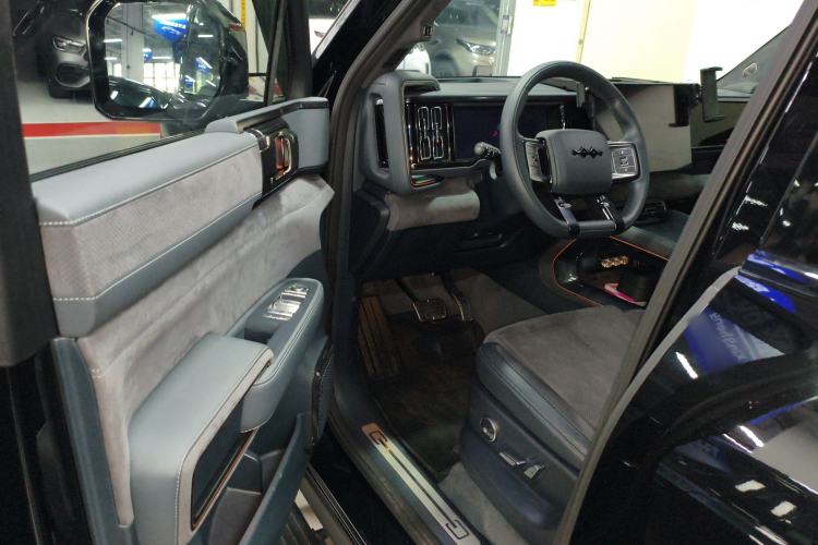 Used Formula Leopard 5 2023 Cloud Ride Flagship Edition
