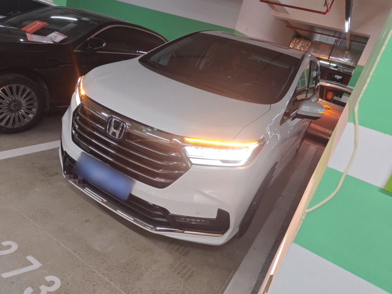 تحت مقدمة السيارة