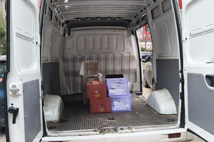 Used SAIC MAXUS Xintu V80 2023 2.0T AMT Classic City Distribution King Short Wheelbase Mid-Roof 3-Seater