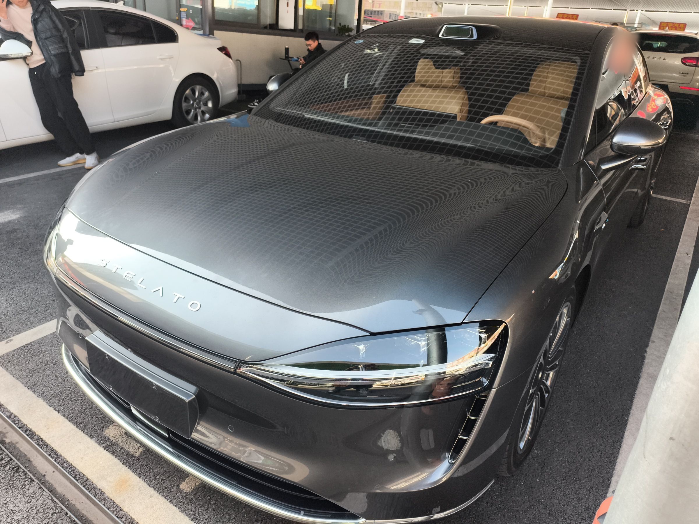 تحت مقدمة السيارة