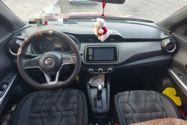 Used Nissan Kicks 2017 1.5L CVT Cool Enjoy Edition Center Console