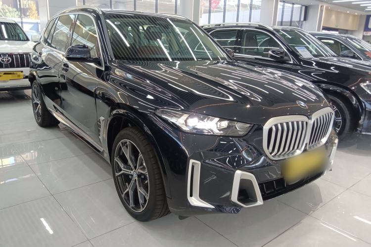 Used BMW X5 2023 xDrive 30Li Luxury M Sport Package Front Right 45 Deg