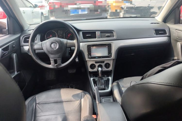 Used Volkswagen Gran Lavida 2013 1.6L Automatic Comfort Model Center Console