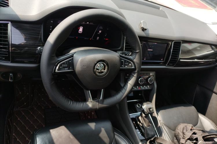 Used Skoda Kodiaq 2019 Facelifted TSI330 5-Seater Two-Wheel-Drive Luxury Enjoyment Edition China VI Standard Center Console