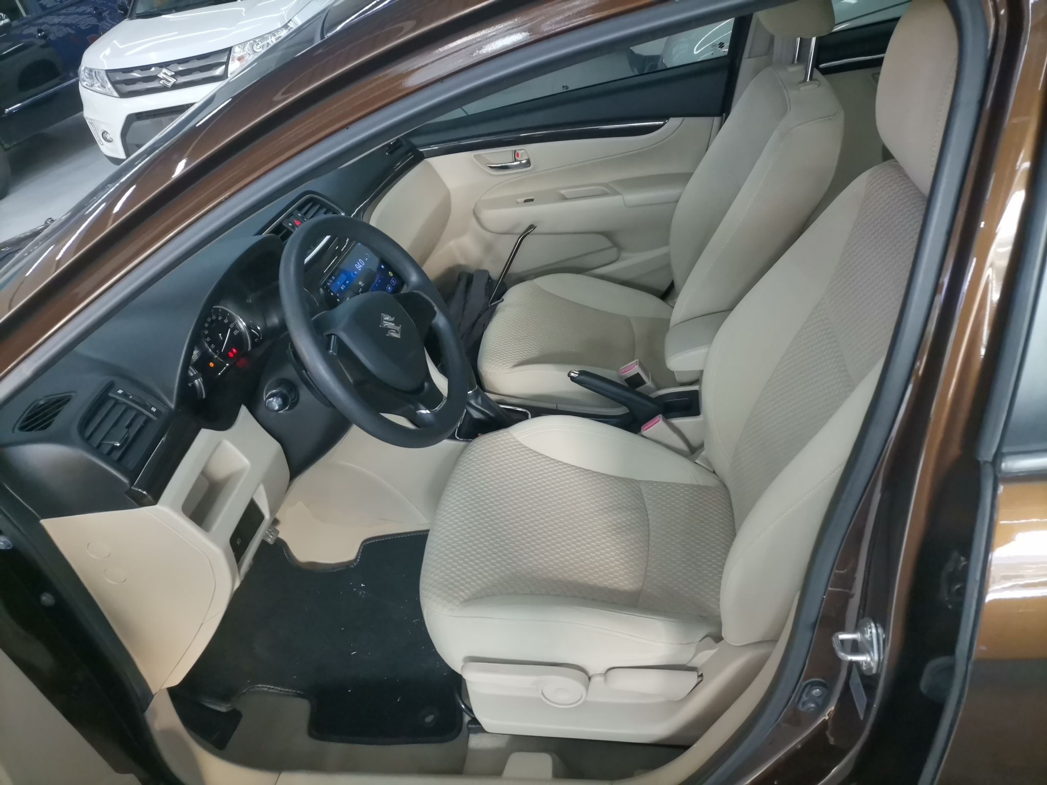 المقاعد الأمامية داخل السيارة