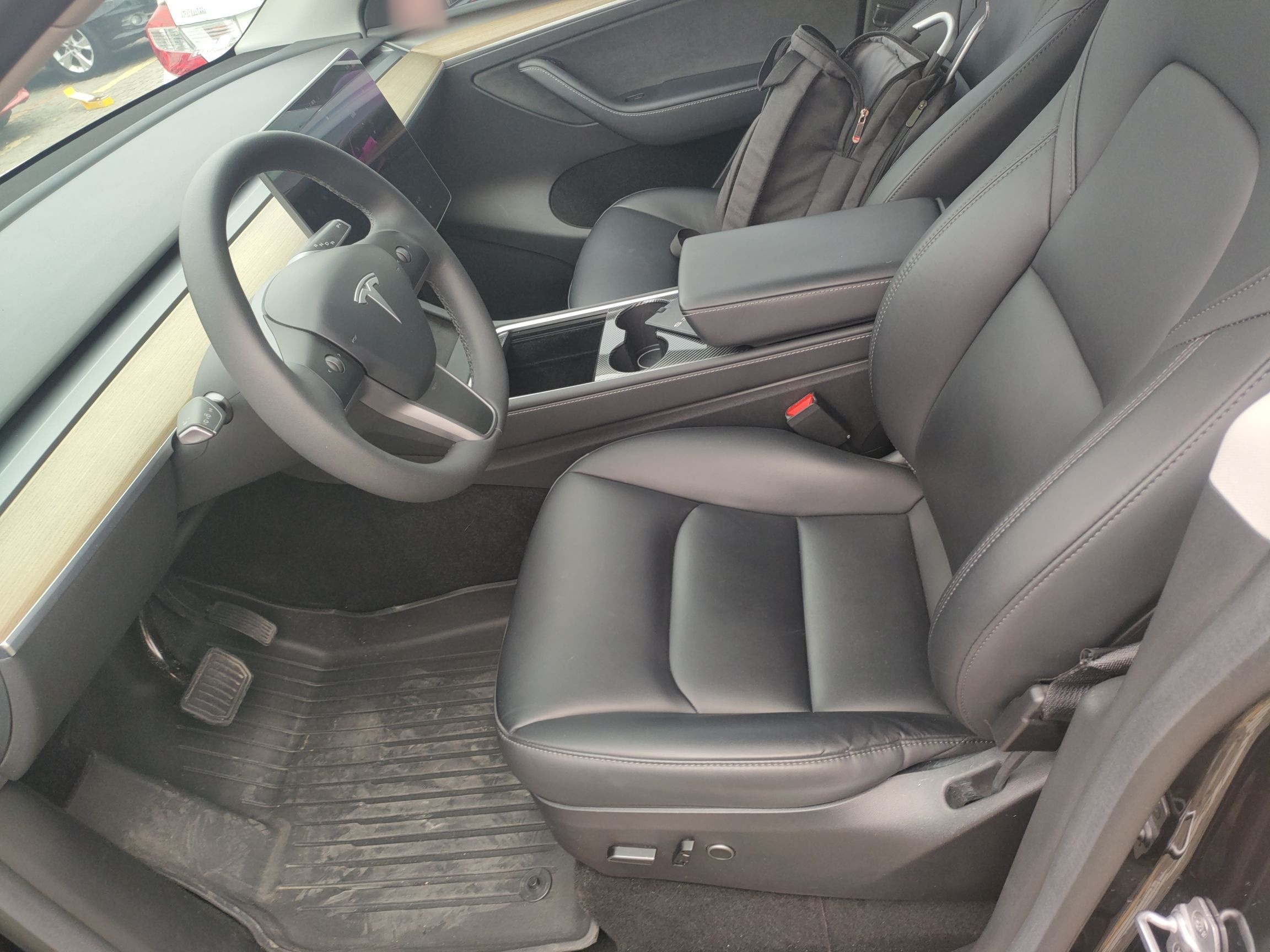 Переднее сиденье в автомобиле