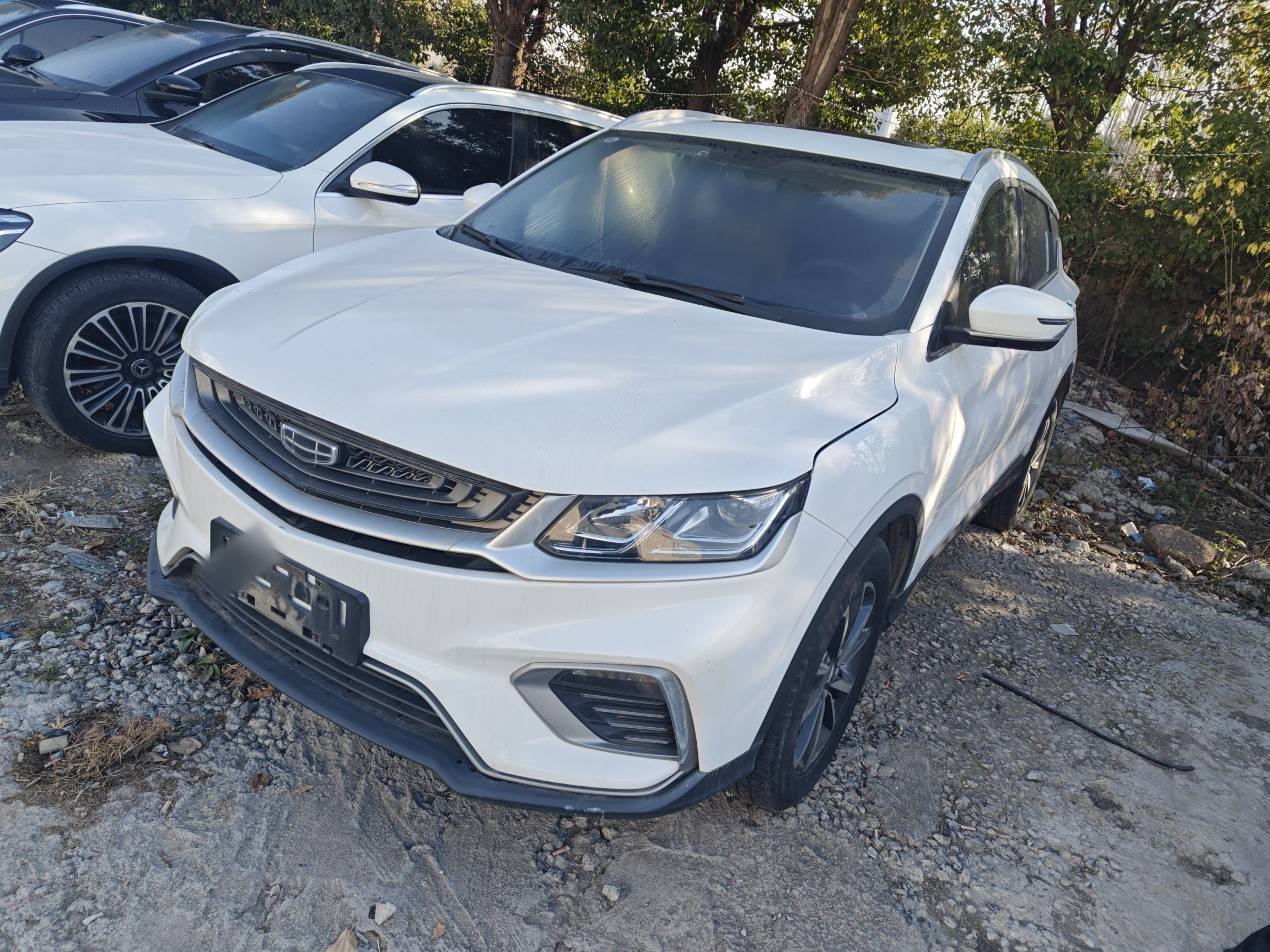 Под передней частью автомобиля