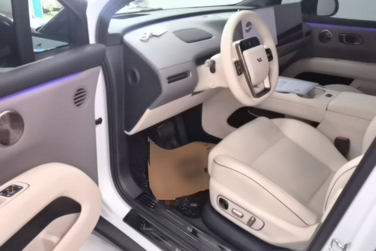Used Li Auto i6 2025 Model Four-Wheel-Drive Standard Type
