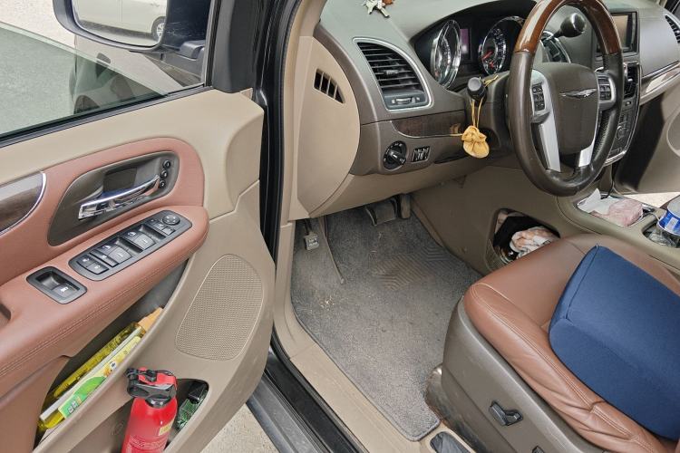 Used Chrysler Grand Voyager 2013 3.6L Luxury Edition Driver Seat