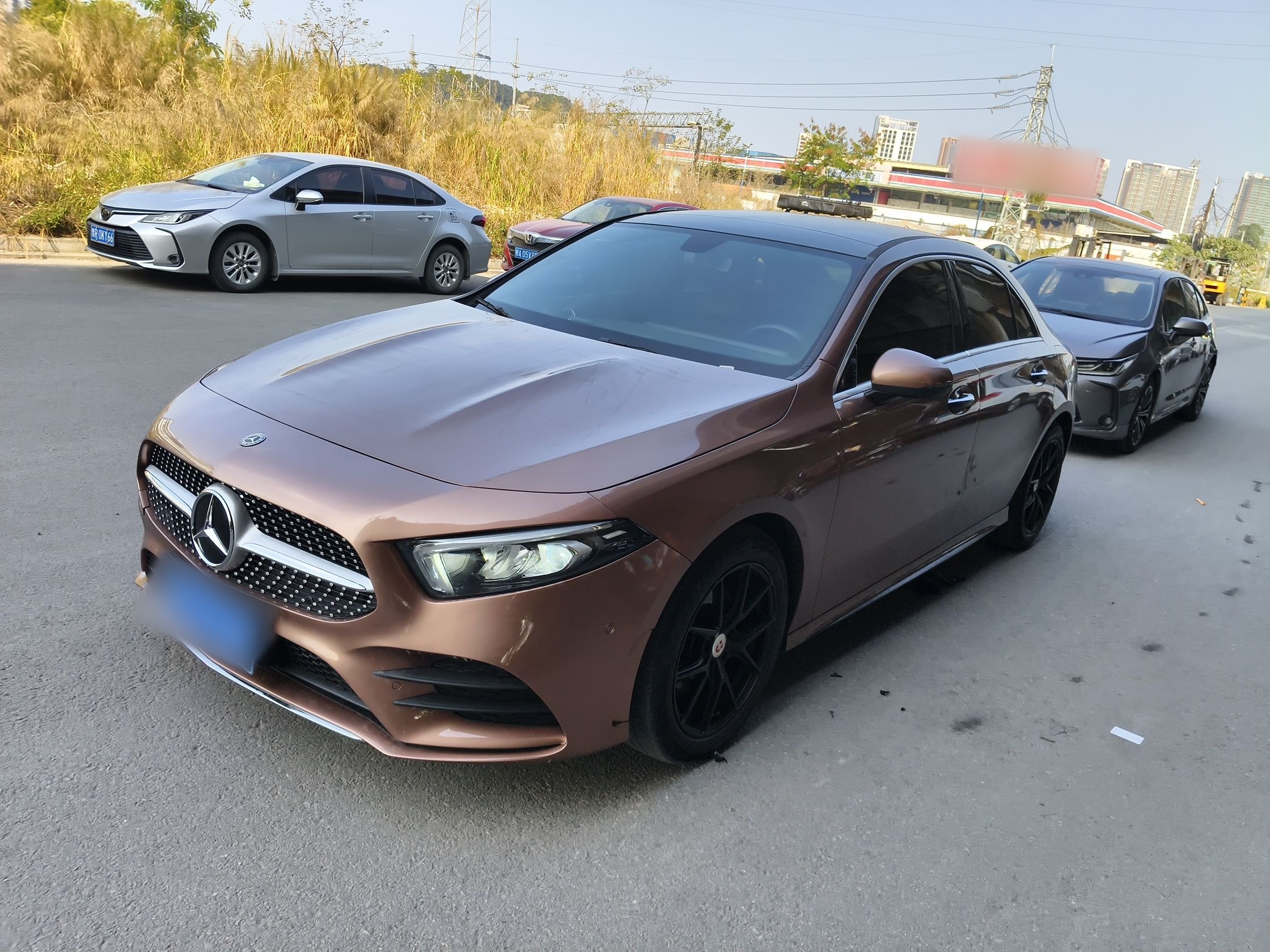 Под передней частью автомобиля