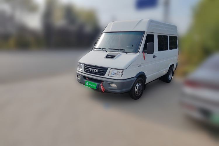 Used Iveco Daily 2021 2.5T A35 M1 Passenger Van 5-9 Seater Short Wheelbase Mid-Roof Design Dual Tires Side Sliding Door