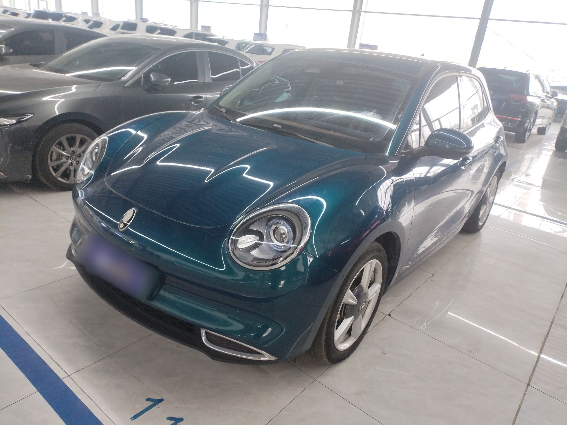 Под передней частью автомобиля