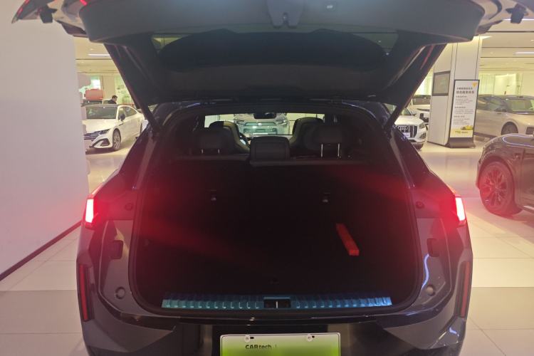 Used Lynk & Co 08 EM-P 2025 220 km All-Wheel-Drive Performance Halo
