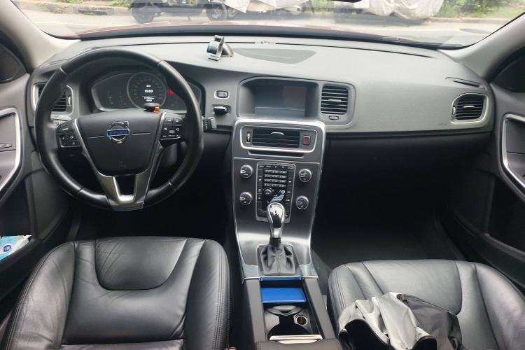 Used Volvo S60 2015 S60L 2.0T Zhiyuan Edition Center Console