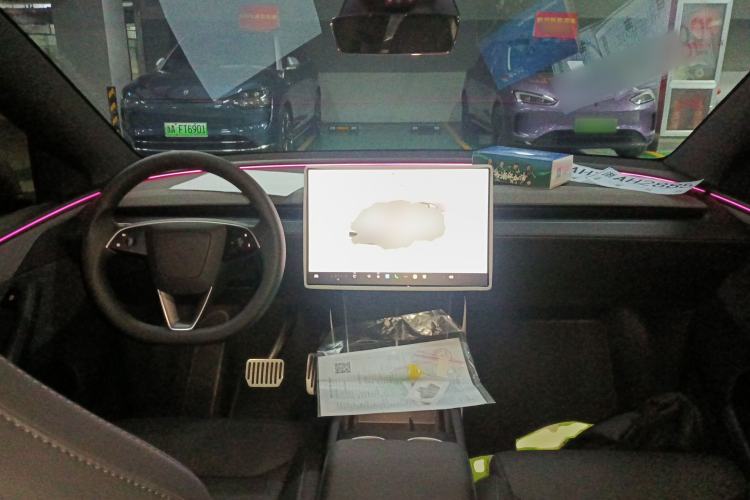 Used Tesla Model Y L 2025 Model Long-Range All-Wheel-Drive Version Center Console