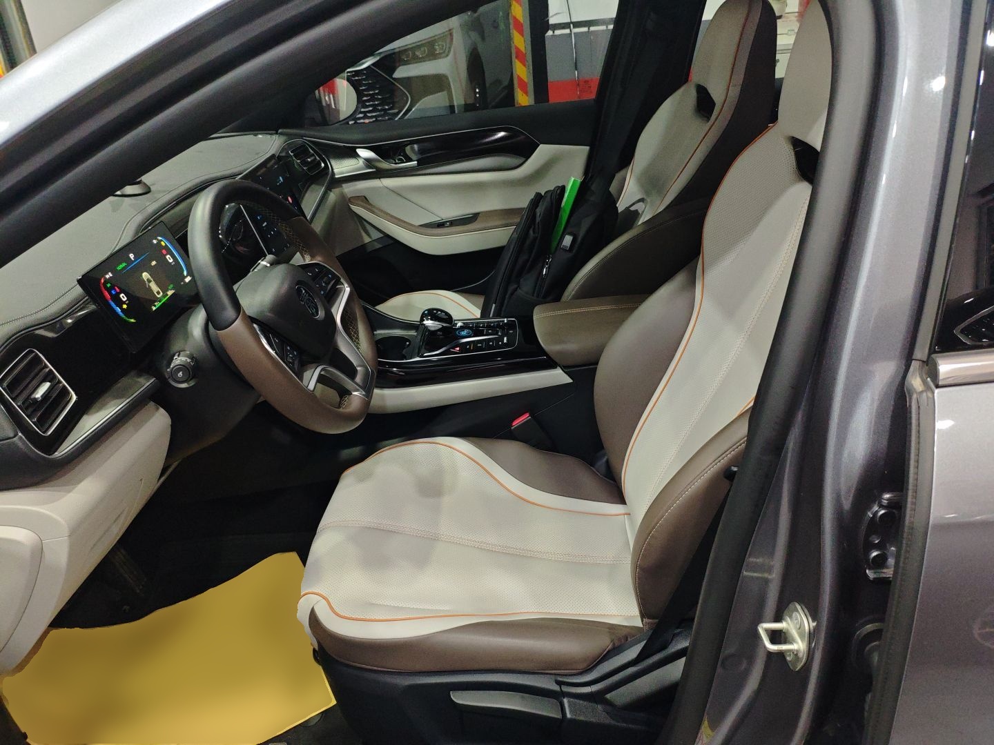 Переднее сиденье в автомобиле