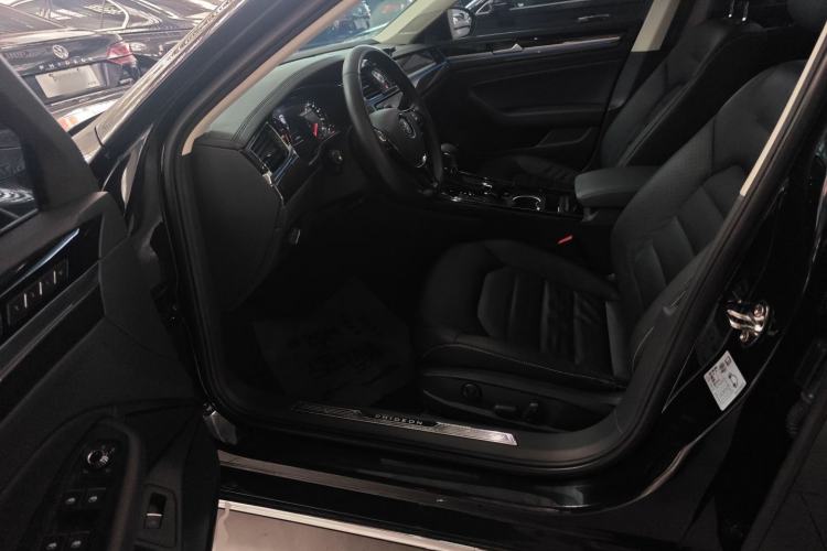 Used Volkswagen Phideon 2018 Revised Version 380TSI Two-Wheel Drive Business Edition Left Front Seat