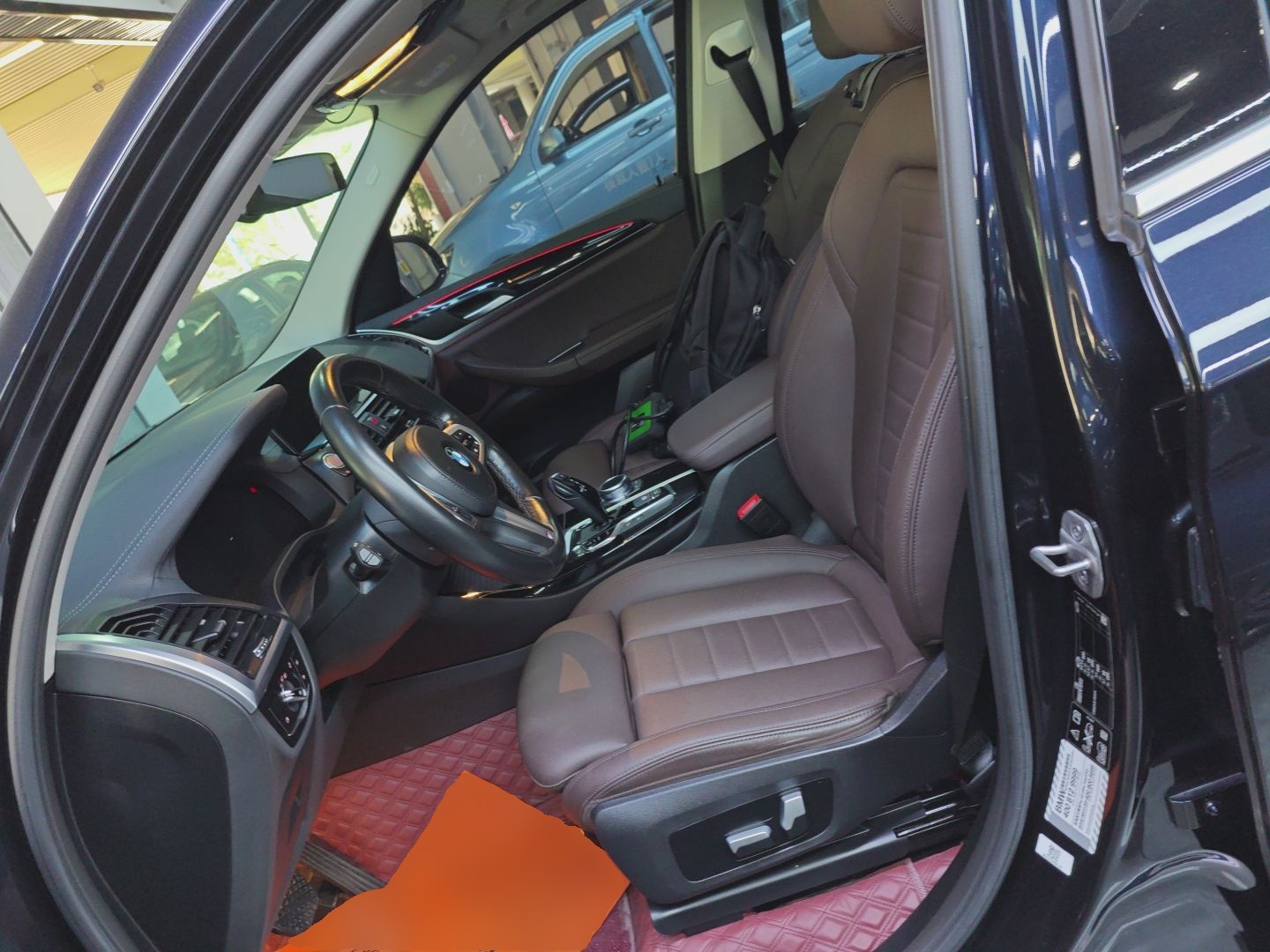 المقاعد الأمامية داخل السيارة