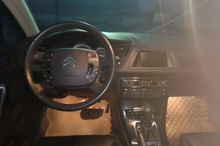 Used Citroen C5 2016 1.8T Automatic Prestige Model Center Console
