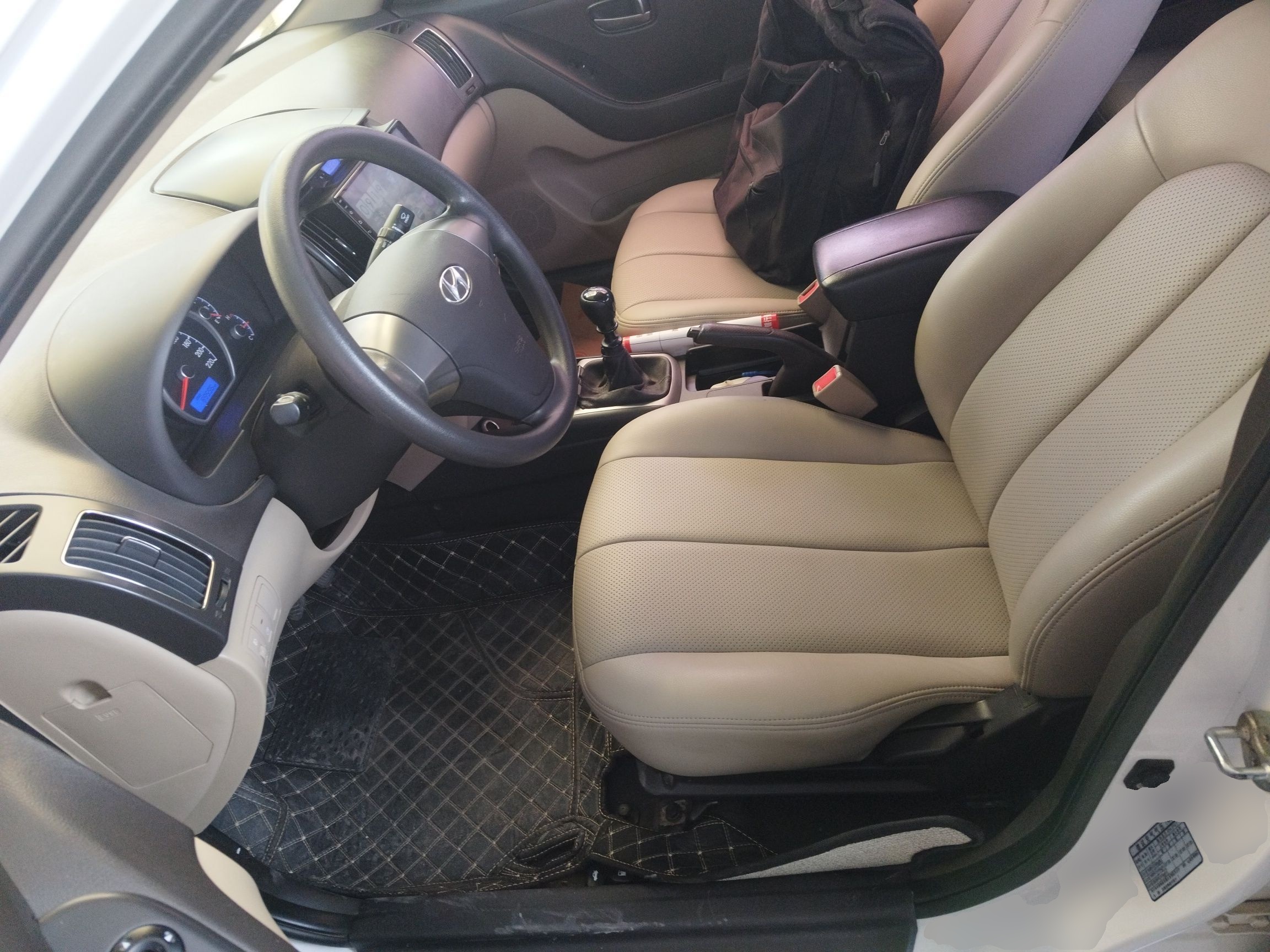 Переднее сиденье в автомобиле