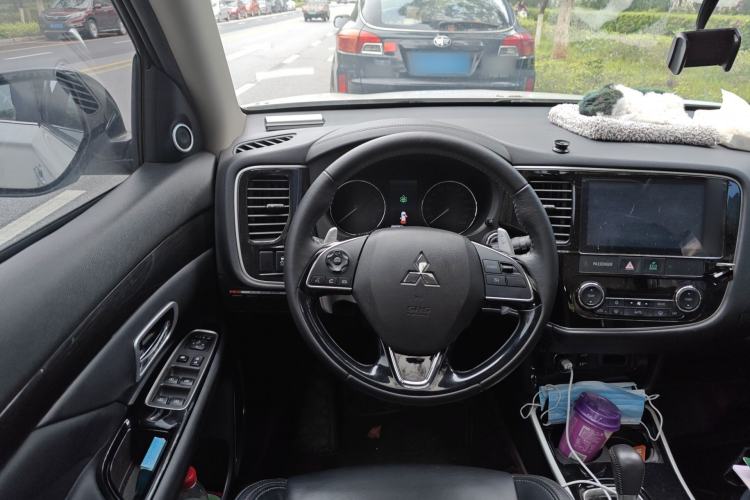 Used Mitsubishi Outlander 2019 2.4L Two-Wheel Drive ZhiXing Version 5 Seats China V Emission Standard Steering Wheel