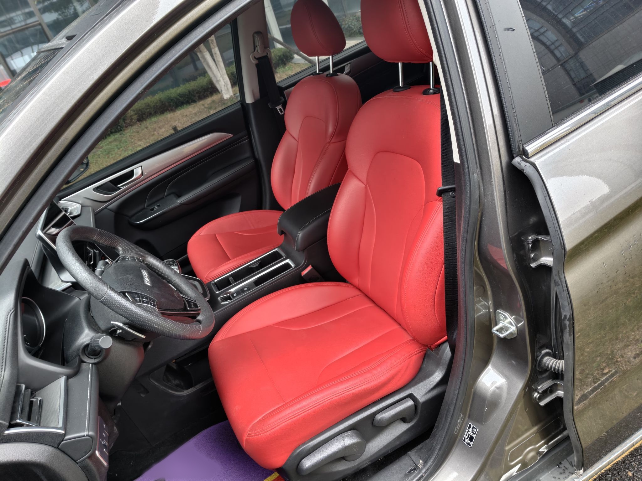 Переднее сиденье в автомобиле