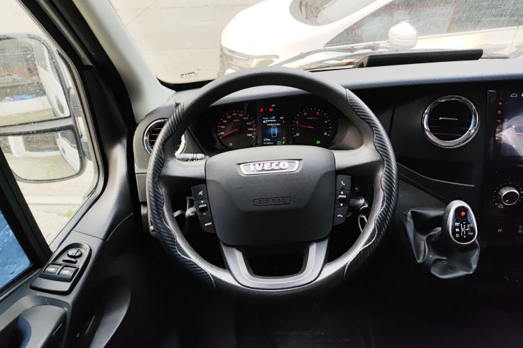 Used Iveco Eurocargo 2021 3.0T Automatic Chao Rui Short Wheelbase Low-Roof Side-Sliding Door F1C
