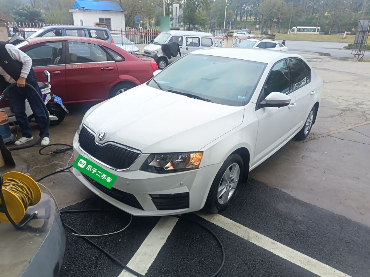 Под передней частью автомобиля