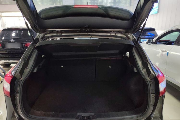 Used Nissan Qashqai 2016 2.0L CVT Elite Edition Trunk