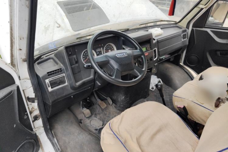 Used Iveco Daily 2020 2.5T A35 Passenger Van with Dual Tires Mid-Roof Design 5-9 Seater Side-Sliding Door China V Emission Standard