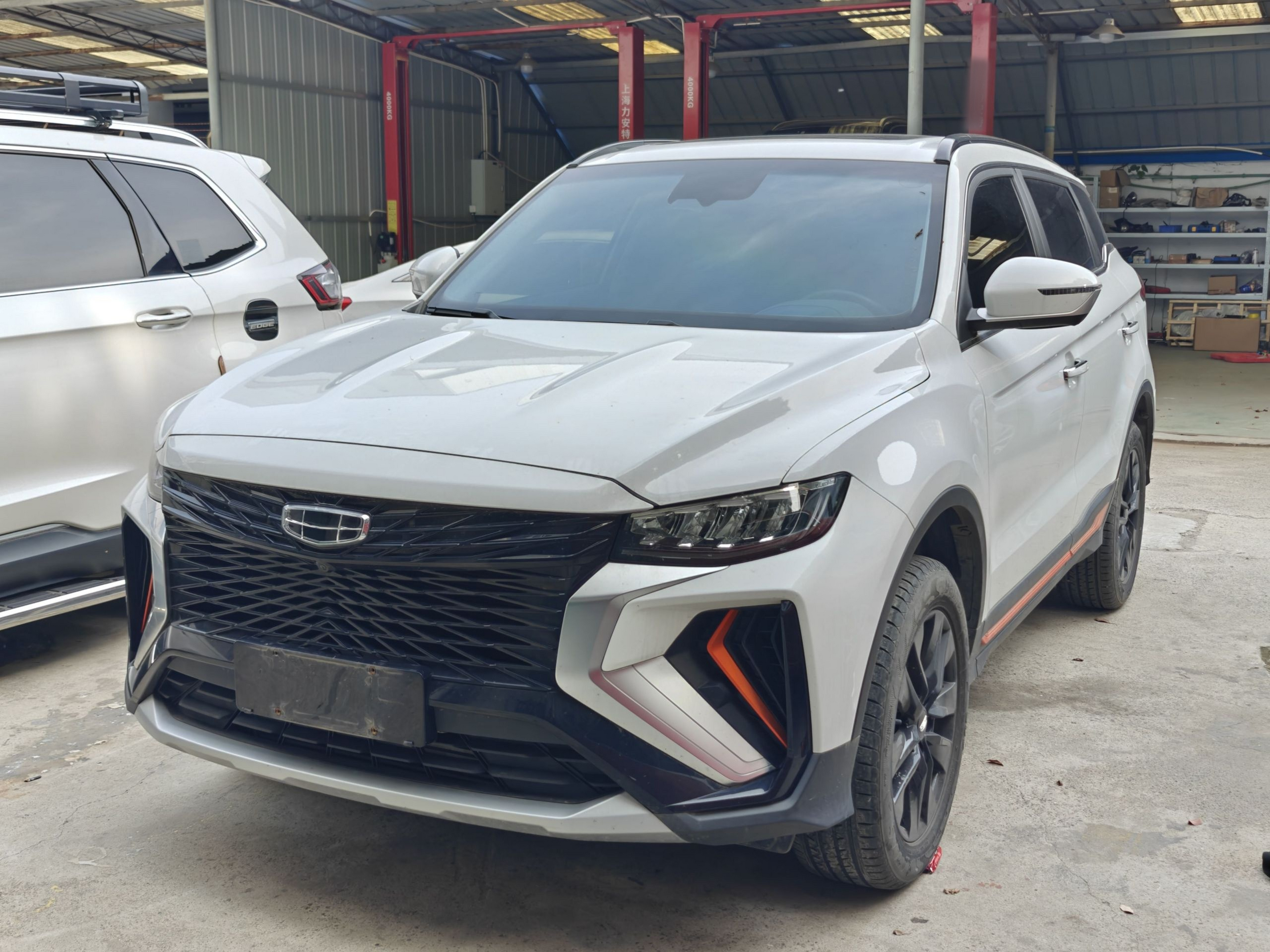 تحت مقدمة السيارة