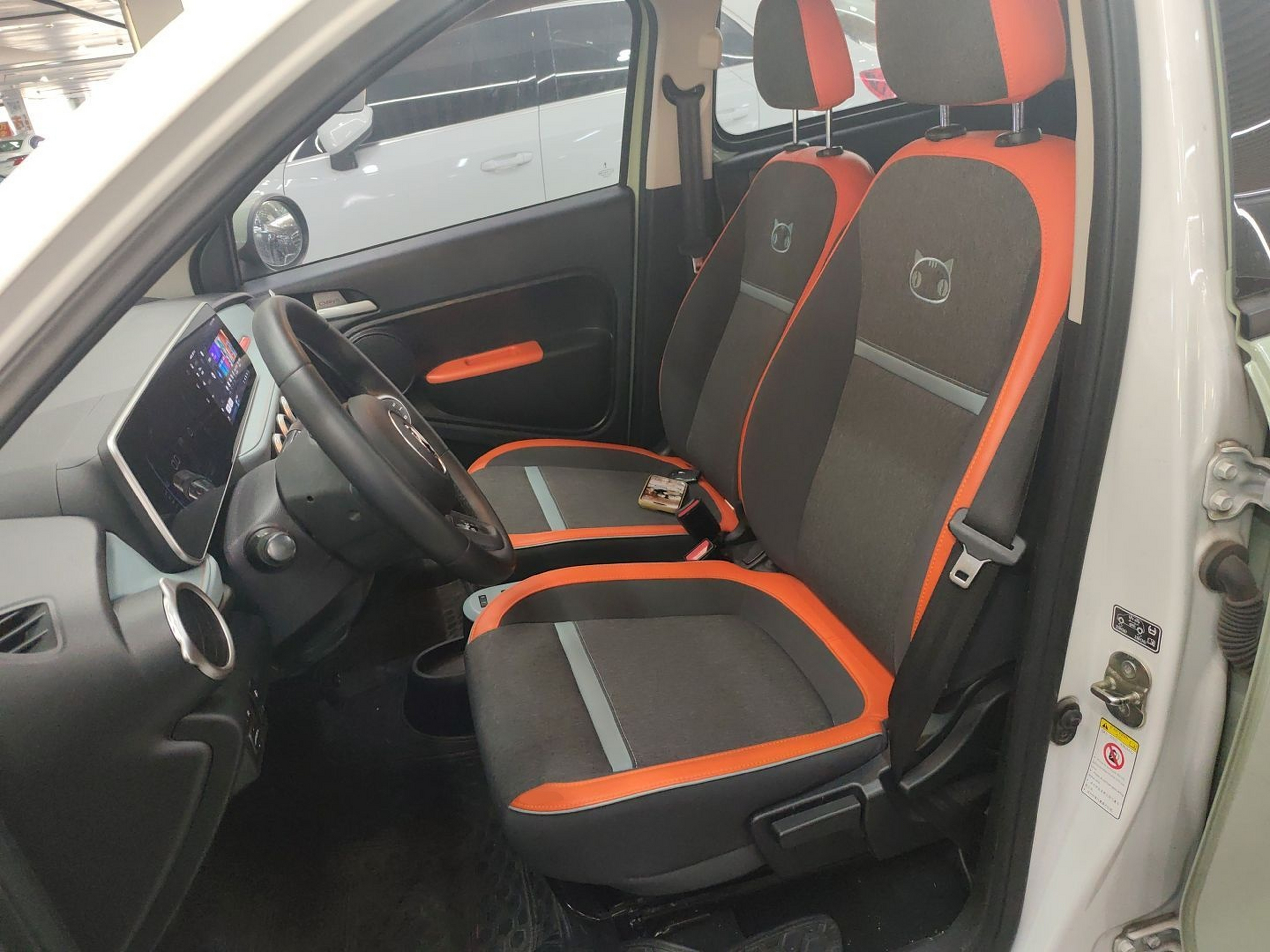 Переднее сиденье в автомобиле