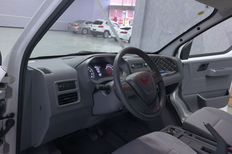 Used Wuling Yangguang 2024 300km Range Practical Window-Sealed Version 60kW Interior 4