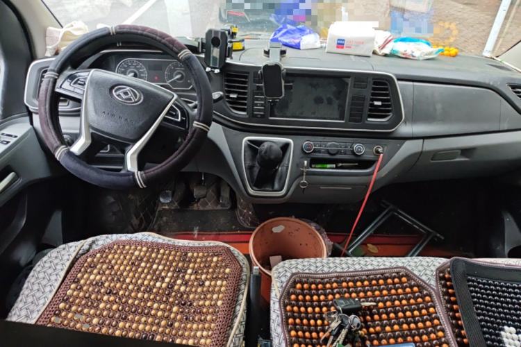 Used SAIC MAXUS Xintu V80 2021 2.0T Manual Classic Aoyuntong Short Wheelbase Ultra-Low Roof 5/6-Seater Center Console