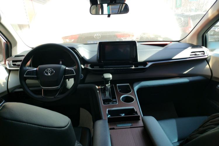 Used Toyota Sienna 2023 2.5L Hybrid Comfort Edition