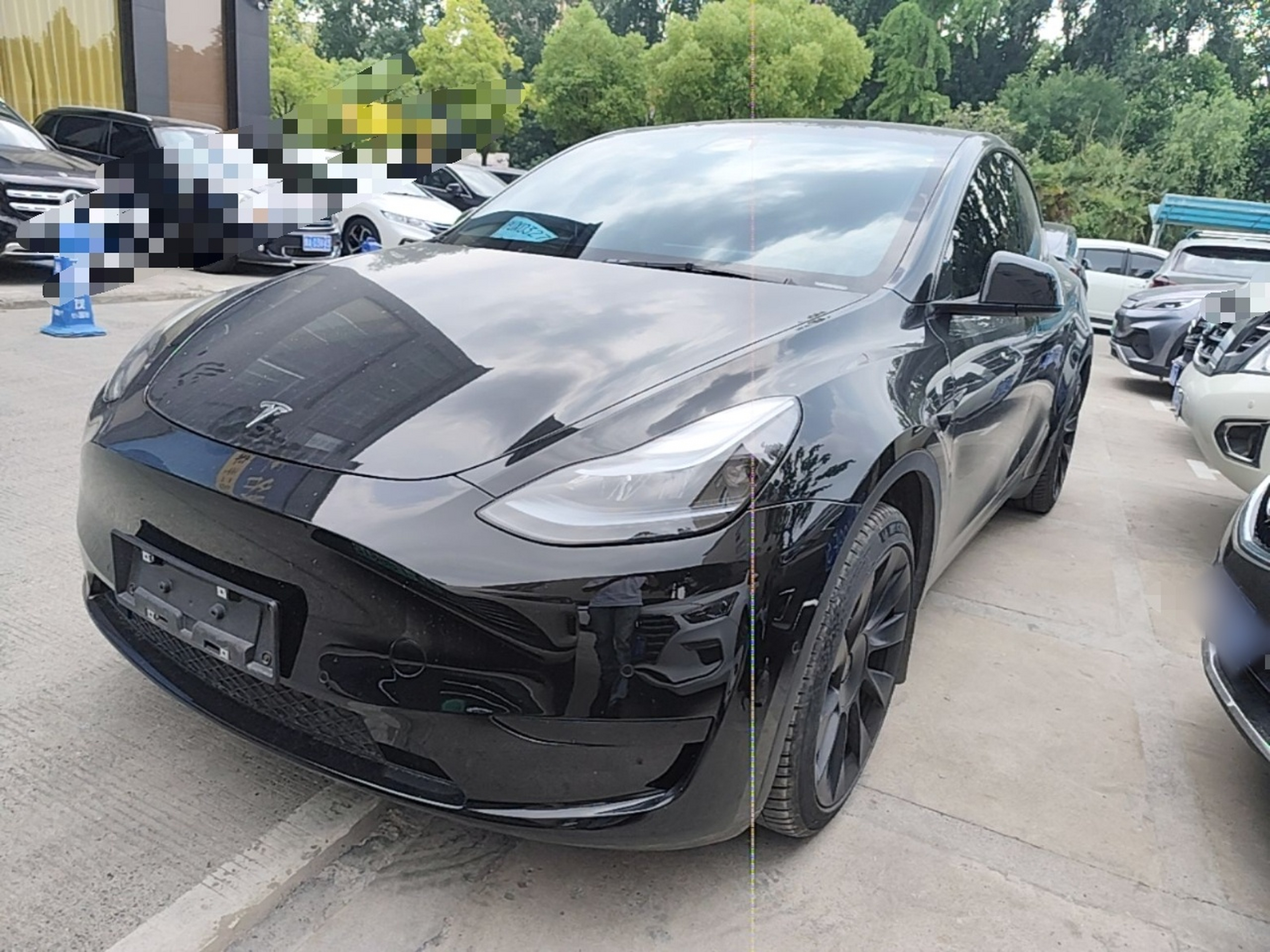 Под передней частью автомобиля