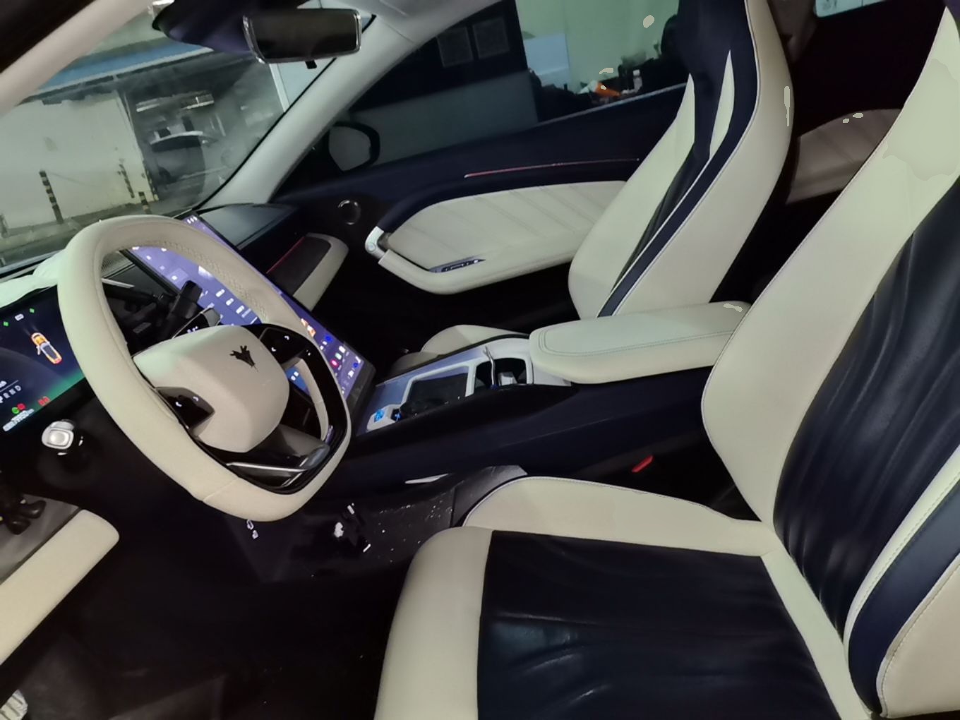 المقاعد الأمامية داخل السيارة