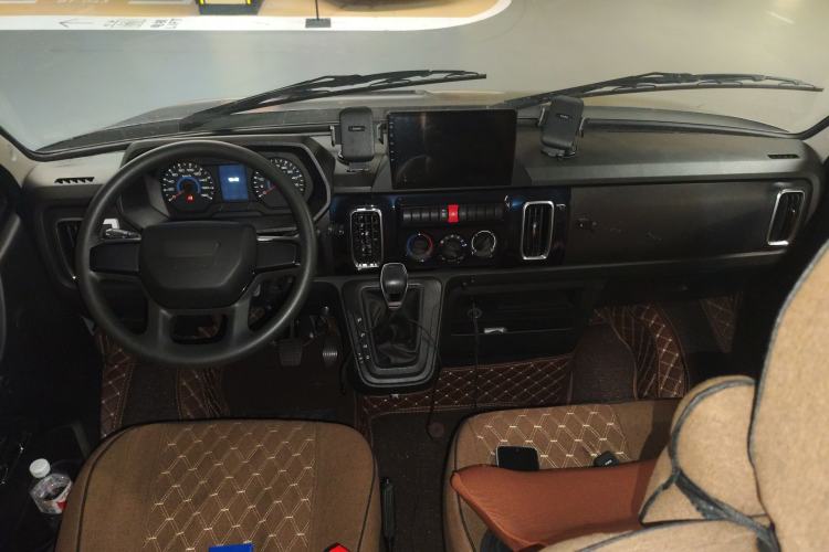 Used Iveco Daily 2023 2.5T A35M1 Multi-Purpose Passenger Vehicle Short Wheelbase Low Roof Single-Tire Side-Sliding Door Automatic Transmission
