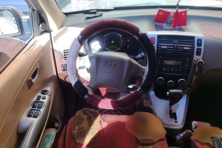 Used Hyundai Tucson 2009 2.0L Automatic Two-Wheel Drive with Sunroof Steering Wheel