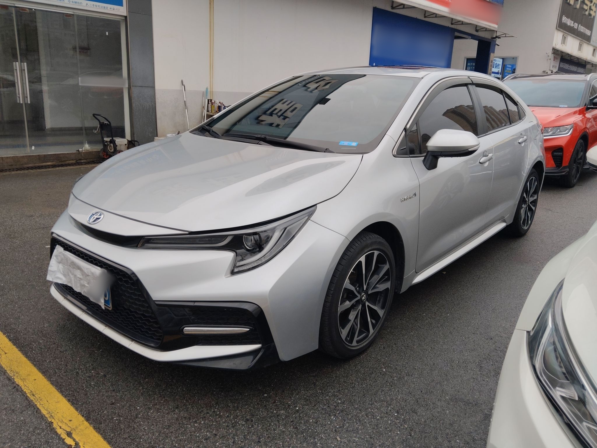 Под передней частью автомобиля