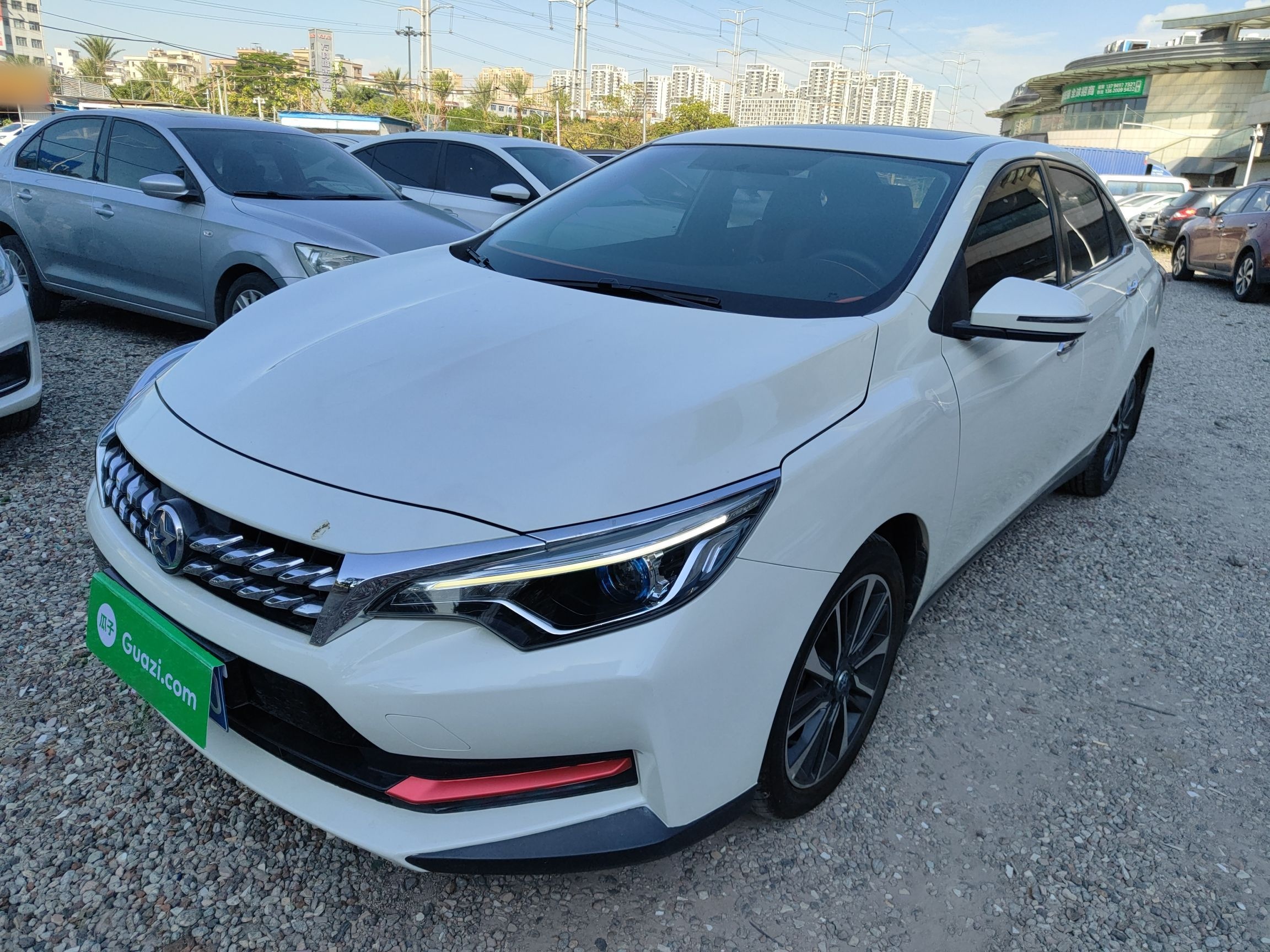 تحت مقدمة السيارة