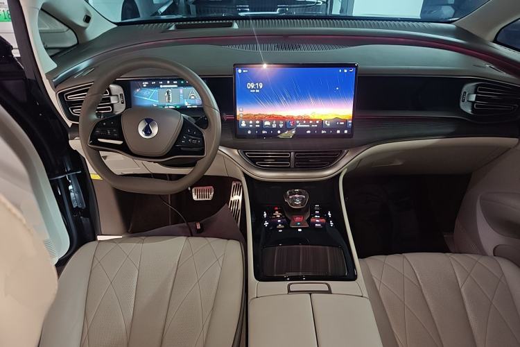 Used Denza D9 2022 DM-i 970 Four-Wheel Drive Flagship Model Center Console