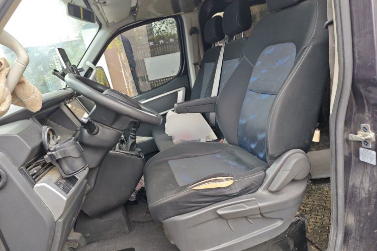 Used Dongfeng Yufeng 2023 V9+ 2.0T Manual Front-Wheel-Drive Multi-Function Mid-Roof Van with 7/8/9 Seats Left Front Seat