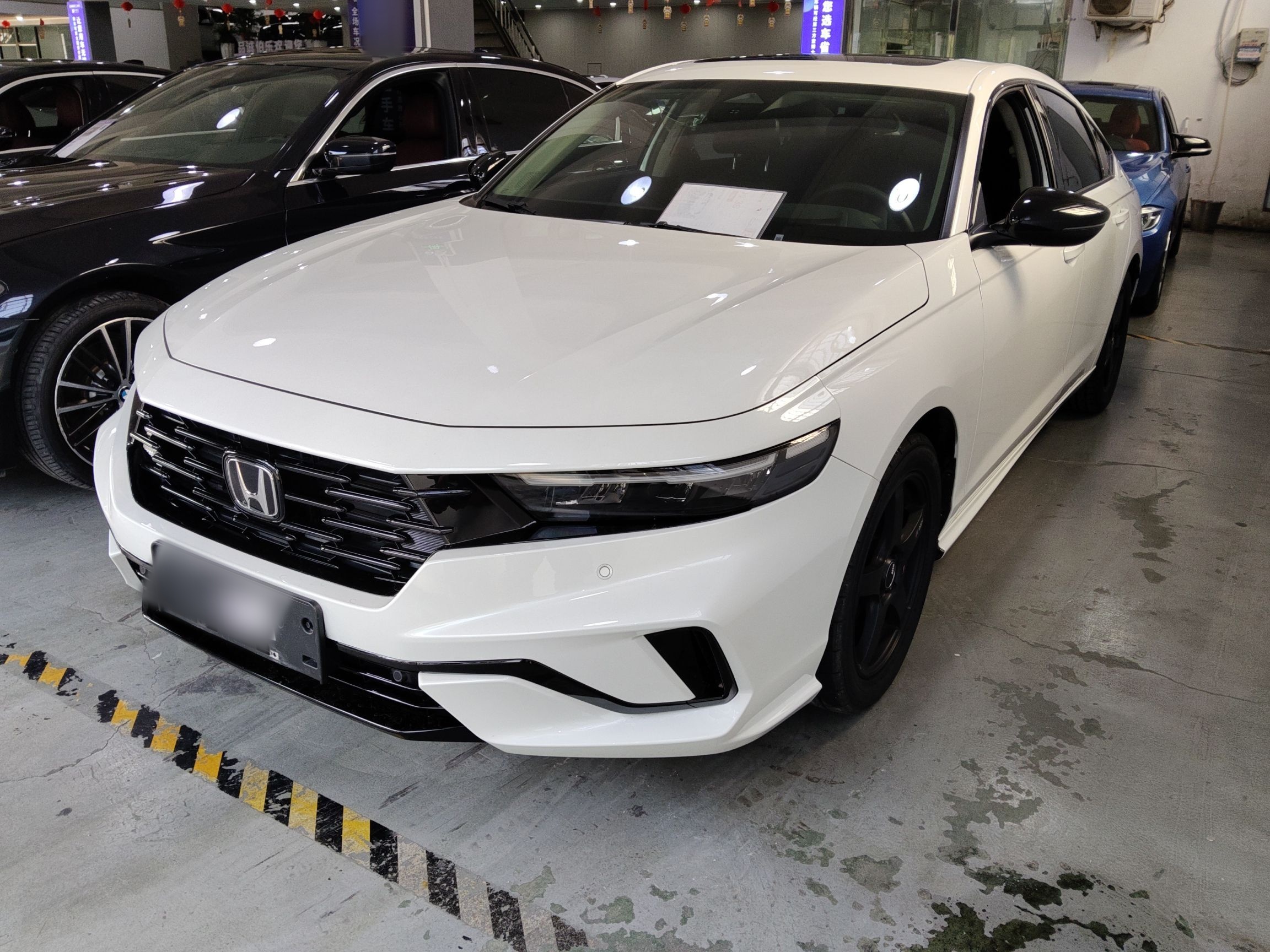 تحت مقدمة السيارة