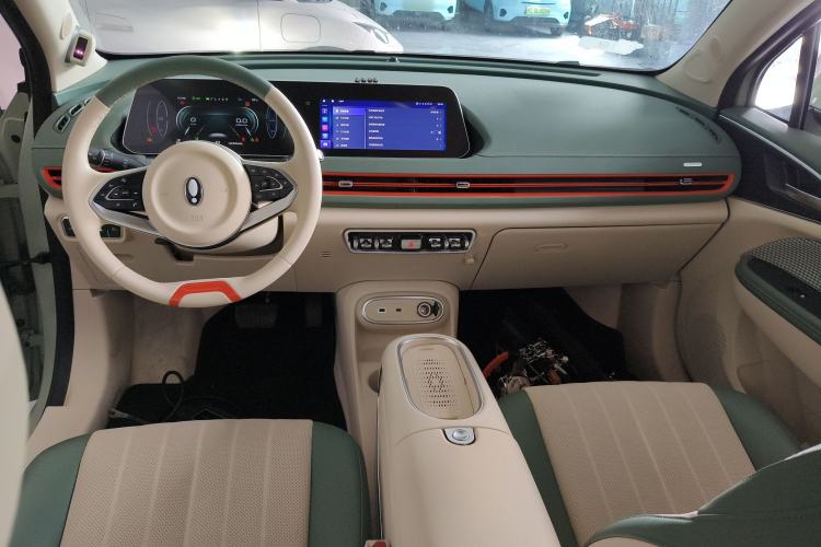 Used ORA Good Cat 2023 401 km Standard Range Premium Version Lithium Iron Phosphate Center Console