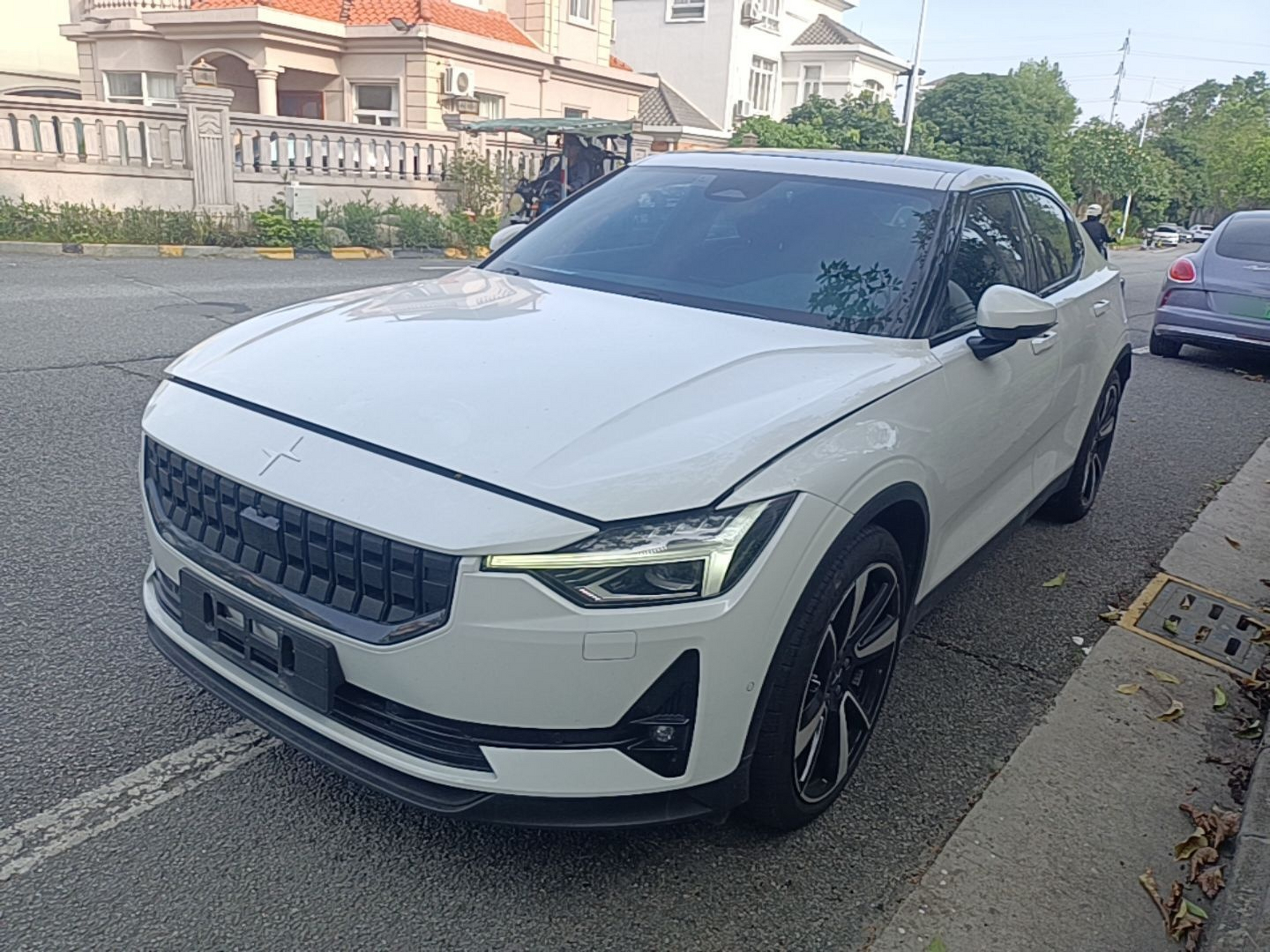 Под передней частью автомобиля