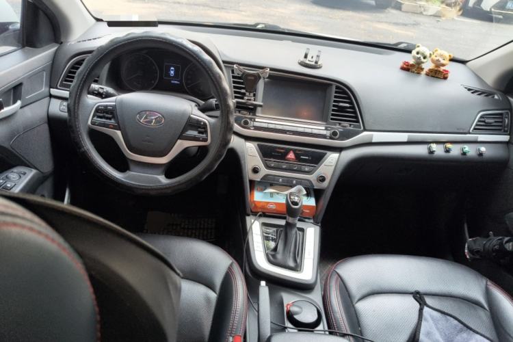 Used Hyundai Elantra (6th Generation / Lingdong) 2018 1.6L Automatic 15th Anniversary Special Edition Center Console