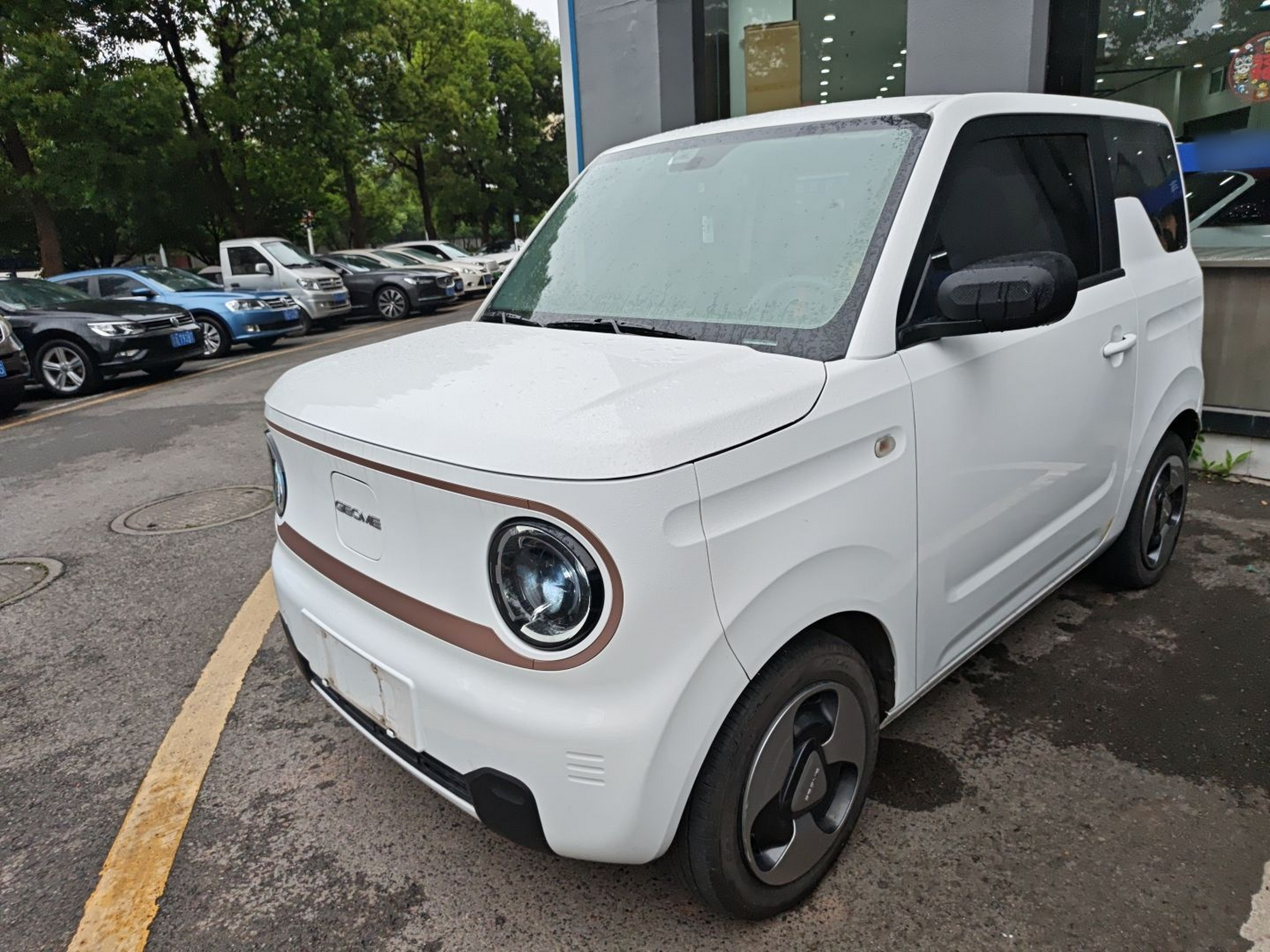 Под передней частью автомобиля